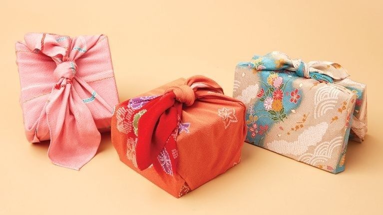 Furoshiki i praktiken: Konsten att slå in gåvor vackert och avfallsfritt med tyg